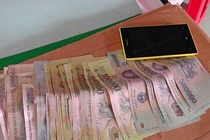 Nguoi ngoai quoc trom tien khi di an tiec bi camera ghi hinh hinh anh