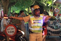 CSGT Ha Noi mac ao phat sang dieu tiet giao thong hinh anh