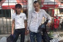 Bo doi trung ten, cung nam sinh di trom gap phai canh sat hinh anh