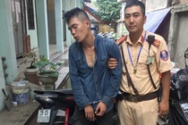 Canh sat lap chot chan nghi can trom xe Air Blade gan dinh vi hinh anh