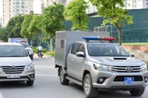 Doan xe dac chung cho cac bi cao vu phuc tham Dinh La Thang den toa hinh anh