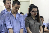 Co gai 9X tham gia bang lua dao ngan hang khoc khi ra toa hinh anh