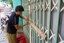 Nguoi dan chang buoc nha cua, tau thuyen truoc gio bao so 13 do bo hinh anh