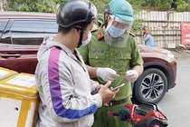 Mượn giấy người khác để đi lại khi giãn cách bị xử lý ra sao?