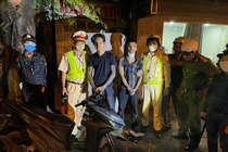 Hai nguoi chay xe khong bien so mang theo ma tuy hinh anh