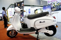 Xe dien giong het Vespa gia hon 20 trieu tai Viet Nam hinh anh