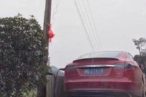 Cach sac xe sang Tesla Model S chi co o Trung Quoc hinh anh