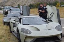 Canh sat giao thong tom gon ba sieu xe Ford GT hinh anh