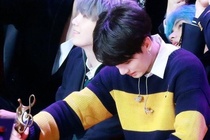Em út BTS kiệt sức, nằm gục tại lễ trao giải âm nhạc 