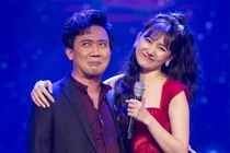 Trấn Thành cầm hoa, cùng dàn sao hát 'Sau tất cả' tặng Hari Won