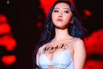 Hwasa - nu ca si bi khan gia ghet bo vi mac qua sexy hinh anh