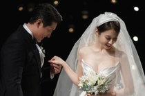 IU tặng Ji Yeon vương miện ngọc trai trong lễ cưới