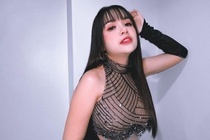 Nu ca si Thai Lan bi chi trich vi nhay goi cam ben tre nho hinh anh