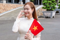 null Dan sao Viet mac ao dai don dai le 30/4 hinh anh