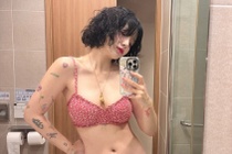 My nhan Han dien bikini khoe co the day hinh xam hinh anh