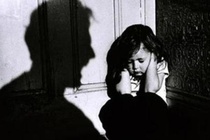 Bat nghi pham cuong buc be gai 8 tuoi khi bo me vang nha hinh anh