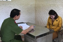 Nguoi phu nu lua gan 5 ty cua ung vien di xin viec hinh anh
