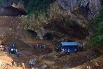 Hai phu vang mac ket trong hang sau hinh anh