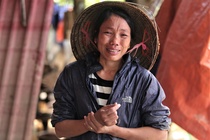 Nguoi vung lu can gi? hinh anh