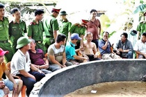 100 canh sat bao vay soi ga hinh anh