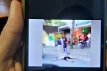 Nhom nguoi chan dau xe cap cuu, nem gach da tren pho hinh anh