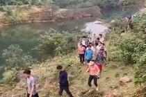 Nam sinh lop 11 duoi nuoc khi tam o dap hinh anh