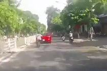 Co gai di xe may dien 'mai ngam' sieu xe va cai ket may man hinh anh