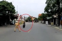 Bi 'tuyt coi', xe may lao thang vao canh sat giao thong hinh anh