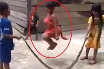 Video tre em Viet Nam dung xac ran nhay day len bao Anh hinh anh
