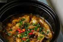 Làm cá hú kho trái bần vị miền Tây