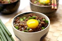Cach lam com thit bo kieu Nhat hinh anh