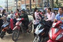 Phu huynh cho doi si tu trong nang nong 40 do C hinh anh