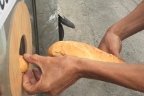 Nhieu nguoi lam dung thung banh mi tu thien o Sai Gon hinh anh
