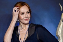 J.K. Rowling bị đe doạ sau khi bày tỏ đồng cảm với Salman Rushdie