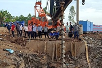 Tiếp tục cứu nạn bé trai rơi xuống ống cọc bê tông theo phương án cũ