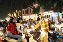 Canh sat hoa trang xu phat hang loat bai xe 'chat chem' dem Noel hinh anh