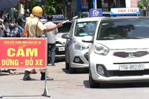Hang dai taxi don, tra khach ngay truoc bien cam do xe hinh anh