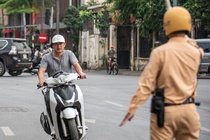 Đội mũ bảo hiểm lưỡi trai có bị xử phạt?