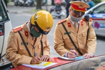 Khi nào CSGT cẩu xe, không dán thông báo phạt nguội?
