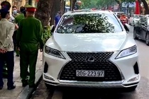 Đỗ xe Lexus trái phép, tài xế thách thức 'biết xe của ai không mà cẩu'