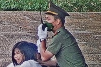 Trung si canh ve dung ngon tay ngan nguoi co giat can luoi hinh anh