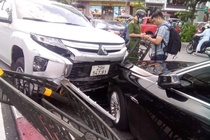 Ôtô bán tải húc xe BMW