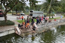 Be trai roi xuong ho tu vong o cong vien Thong Nhat hinh anh