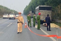 Tai xe xe may tu vong sau va cham voi oto tai o duong cao toc hinh anh