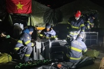 Canh sat Viet Nam tiep can nan nhan trong vu dong dat tai Tho Nhi Ky hinh anh