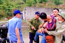 Phong vien di tac nghiep cung hai can bo huyen van bi hanh hung hinh anh