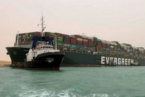 Gia dau tang nhe sau su co ket tau container o kenh dao Suez hinh anh
