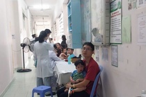 Ca sot xuat huyet nang tang manh, benh vien TP.HCM ke them giuong hinh anh