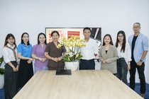 Thanh uy TP.HCM tham, chuc mung Tri Thuc - Znews nhan ngay 21/6 hinh anh