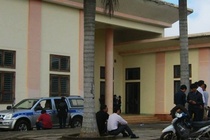 Gia dinh thanh tra giao thong nhay lau tu tu len tieng hinh anh